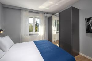 um quarto com uma cama e uma janela em Blue Allure Apartment em Rijeka