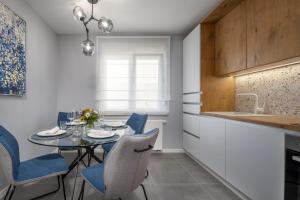 Kuchyň nebo kuchyňský kout v ubytování Blue Allure Apartment