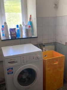 トートナウにあるFerienwohnung Natururlaub Muggenbrunnの窓付きのキッチン(洗濯機付)