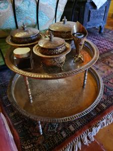 un gruppo di vasi e vasi su un tavolo di Chez Laila a Skoura