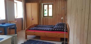 トートナウにあるFerienwohnung Natururlaub Muggenbrunnの木製の壁のベッドルーム1室