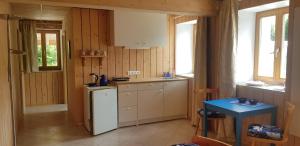 トートナウにあるFerienwohnung Natururlaub Muggenbrunnの白い冷蔵庫とテーブルのあるキッチン
