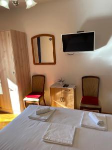 TV a/nebo společenská místnost v ubytování Apartmani Dragica