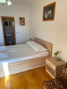 Postel nebo postele na pokoji v ubytování Apartmani Dragica