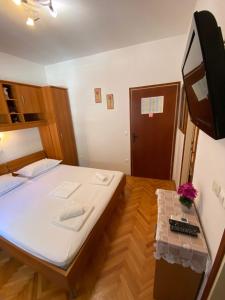 Postel nebo postele na pokoji v ubytování Apartmani Dragica