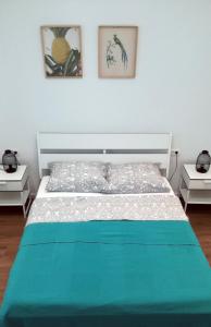 un letto in una camera con due immagini sul muro di Apartment Neretva a Čapljina