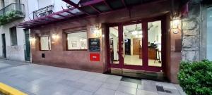 ブエノスアイレスにあるHotel Principeのガラスのドアのある建物の入り口