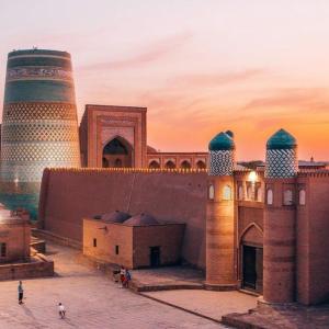 vista su una moschea con due torri e un edificio di Khiva Ibrohim Guest House a Khiva