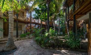 a courtyard of a house with palm trees at Las Olas in Máncora