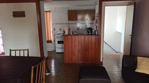 ein Wohnzimmer mit einer Küche mit einem Kochfeld in der Unterkunft Departamento 2 ambientes 1er piso in Gualeguay
