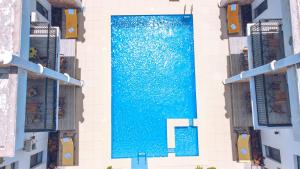 una piscina al lado de un edificio en Mica Apartments, en Sere Kunda