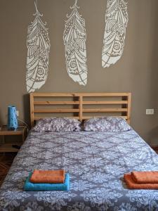 ein Schlafzimmer mit einem Bett und zwei Kissen darauf in der Unterkunft Pallanza centro in Verbania