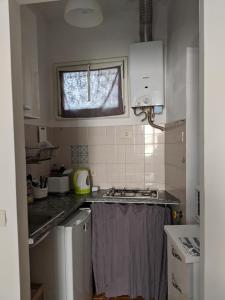 eine kleine Küche mit Spüle und Herd in der Unterkunft Pallanza centro in Verbania