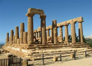 un edificio antiguo con columnas en el desierto en Casa Salvaggio, en Grotte