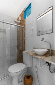 un bagno bianco con un water e un lavandino di Pousada Astral Mucugê a Arraial d'Ajuda