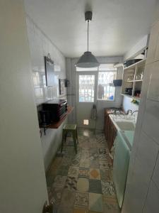 una pequeña cocina con fregadero y encimera en Roommate viña, en Viña del Mar
