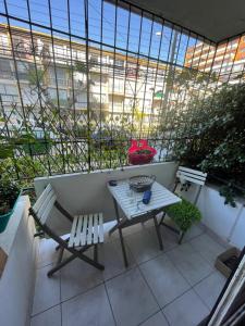 Un patio con una mesa y sillas en un balcón. en Roommate viña, en Viña del Mar
