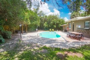 Boho Vibes- private pool- 10 min to Raymond James