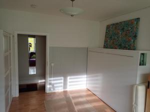 a room with white walls and a door with a window at Ferienwohnung für 1-3 Personen in BERLIN, Nähe U Friedrichsfelde in Berlin