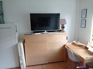 a flat screen tv sitting on top of a wooden cabinet at Ferienwohnung für 1-3 Personen in BERLIN, Nähe U Friedrichsfelde in Berlin