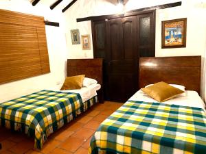 a room with two beds in a room at Marboa Campestre in Curití