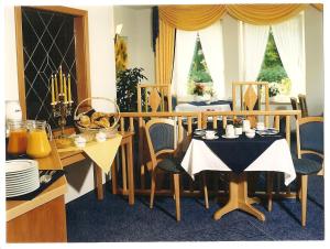 a dining room with a table and chairs at Gästehaus Hankhausen in Rastede