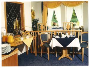 ein Esszimmer mit einem Tisch und Stühlen in der Unterkunft Gästehaus Hankhausen in Rastede