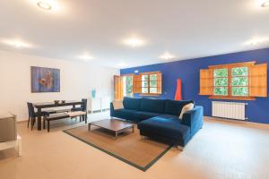 sala de estar con sofá azul y mesa en Palacio Rosa Mar, en Palacio de Naviego