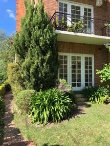 una casa con una ventana y plantas delante de ella en East Melbourne City Studio - Amazing Location & Sunny Charm en Melbourne