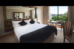 Cama ou camas em um quarto em Ashling Hotel Dublin