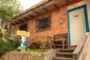 una casa con un cartel delante de ella en Hostel Mirador, en San Cristóbal de Las Casas