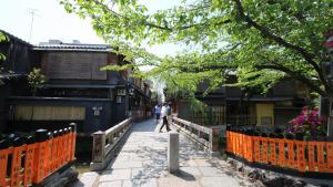 a walkway in the courtyard at Kyoto Inn Gion The Second in Kyoto