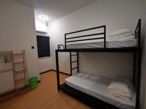 a bedroom with two bunk beds in a room at Lagoon Ibai 4BR Corner Lot 14Pax HOME with Netflix, Free WIFI by Suite18 in Kuala Terengganu