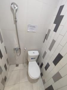 małą łazienkę z toaletą w kabinie w obiekcie La Tana Hotel w mieście Bagongsabrangan