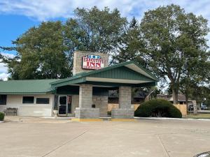een gebouw met een bord waarop staat 'benefit inn' bij Executive Inn in Marshalltown