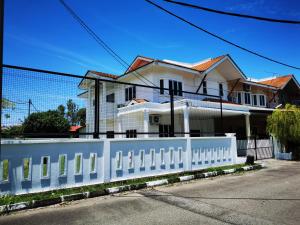 a white fence in front of a house at Lagoon Ibai 4BR Corner Lot 14Pax HOME with Netflix, Free WIFI by Suite18 in Kuala Terengganu