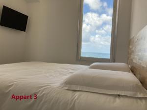 Ένα ή περισσότερα κρεβάτια σε δωμάτιο στο Appartements résidence Harmonie vue mer