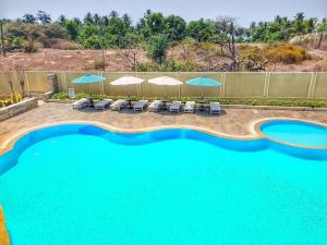 an overhead view of a pool with chairs and umbrellas at Praia Da Oura - Boutique Resort in Majorda