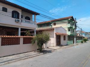 a street with houses on the side of the road at Pousada Sol e Verão in São Pedro da Aldeia