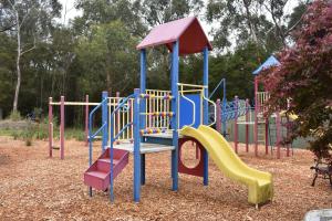 un parque infantil con tobogán en Sanctuary House Resort Motel, en Healesville