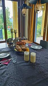 d'une table avec une assiette de nourriture au-dessus dans l'établissement BonBon Chambre d'hôtes, à Saint-Julien-de-Lampon