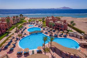 een luchtzicht op een resort met een zwembad bij Charmillion Sea Life Resort in Sharm El Sheikh