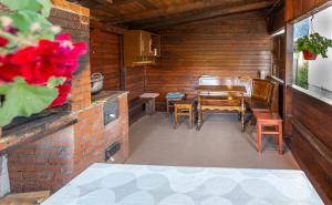 un patio extérieur avec une table et des chaises dans l'établissement Casa De Vacanta Armi, à Molidu 63 autres photos