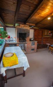 une grande cuisine avec une table et une cheminée dans l'établissement Casa De Vacanta Armi, à Molidu