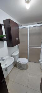 a bathroom with a toilet and a sink at Arturo Apartamento Con hermosa vista y piscina in Armenia