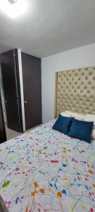 a bedroom with a large bed with a colorful bedspread at Arturo Apartamento Con hermosa vista y piscina in Armenia