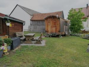 a backyard with a couple of wooden huts at Schäferwagen auf dem Ferienhof Stark in Kelheimwinzer +1 photo