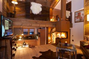 salon z kominkiem i salon z kanapą w obiekcie Chalet Matterland w mieście Zermatt