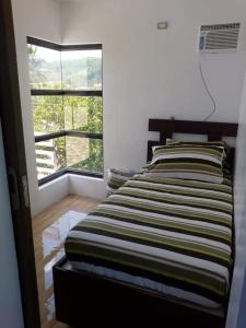 En eller flere senge i et værelse på Leonor's Transient House