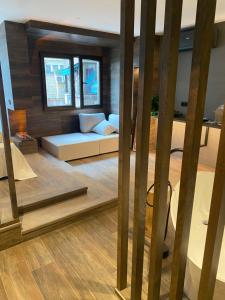 a living room with a couch and a window at Botavara Madrid con Parking incluido in Madrid